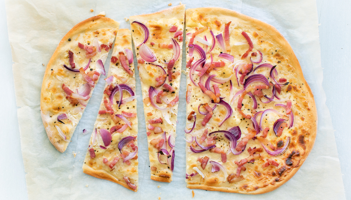 Flammkuchen: klassiek met spekjes en ui