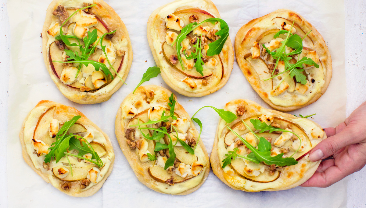 Mini flammkuchen met appel en geitenkaas