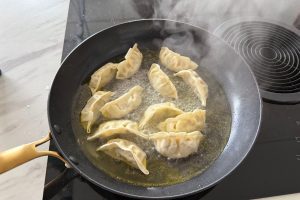 Gele curry met gyoza en paksoi stap 5